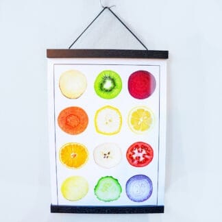 Erinevate puuviljade viiludega pilt musta postrihoidjaga j ahallil taustal.