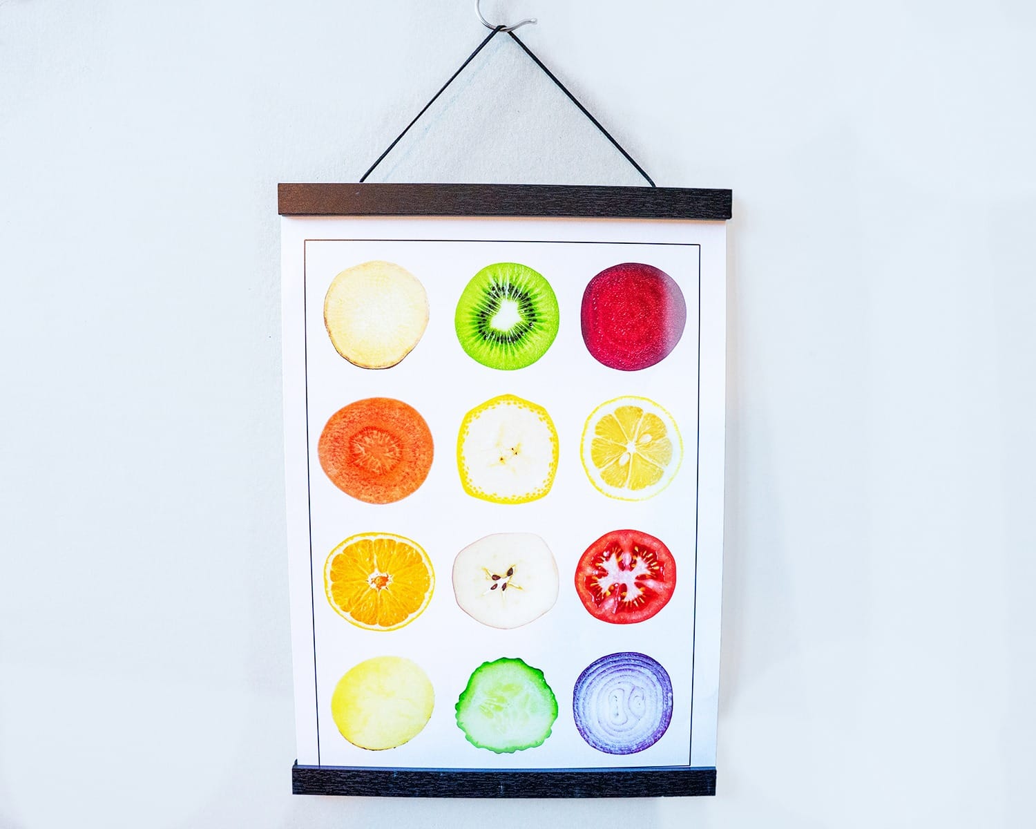 Erinevate puuviljade viiludega pilt musta postrihoidjaga j ahallil taustal.